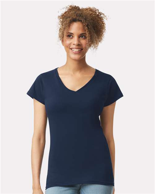 T-shirt softstyle à col en V pour femmes
